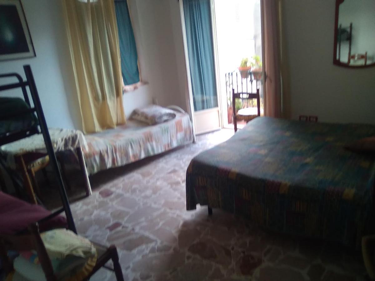 In Guest - Single With Shared Bathroom * Taormine